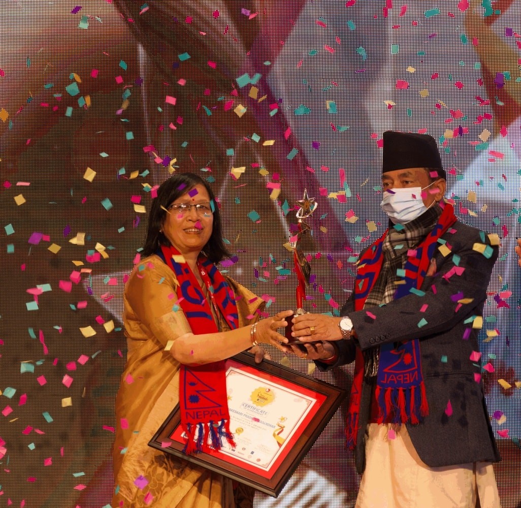 Gunakeshari Pradhan win the Woman Icon ICT Award 2021